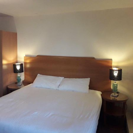 The Red Lion Apartamento Newent Exterior foto