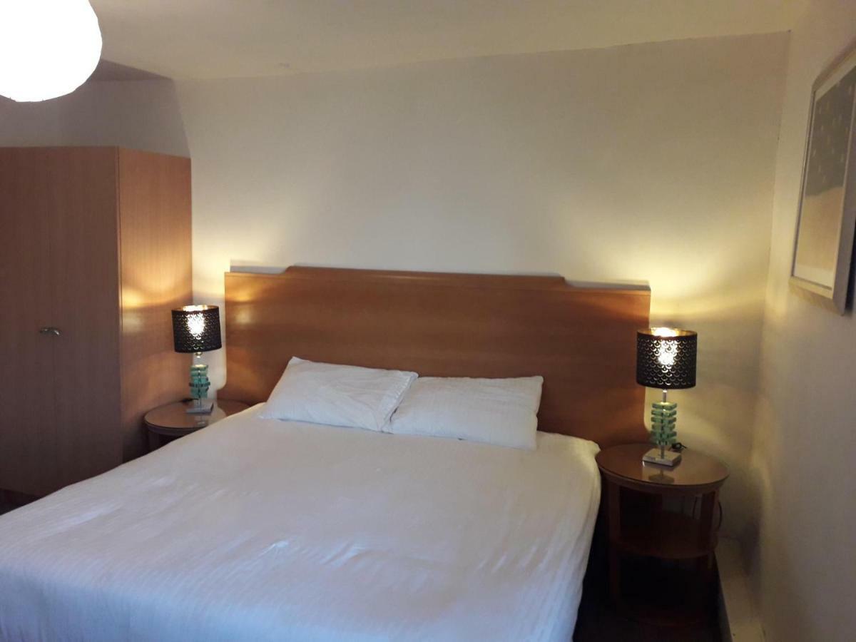 The Red Lion Apartamento Newent Exterior foto